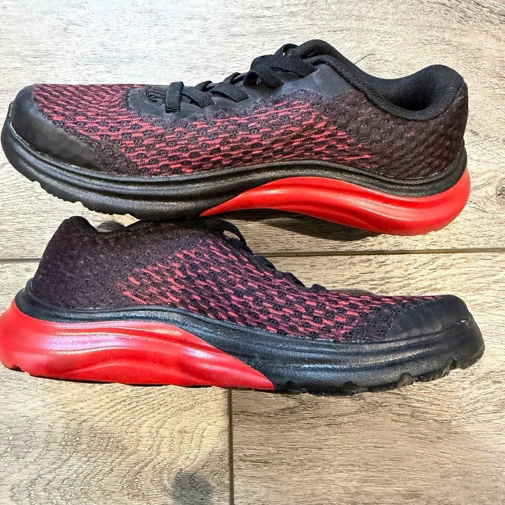 Under Armour Black and Red Running Shoes (1K)